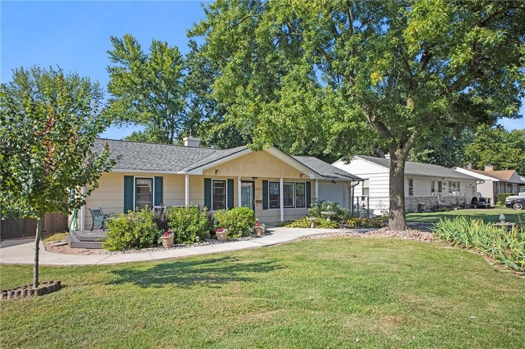 Photo of 8403 E 110th Terrace, Kansas City, MO 64134 (MLS # 2623394)