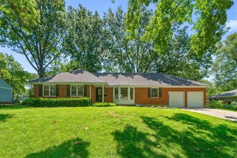 Photo of 4411 W 97th Street, Overland Park, KS 66207 (MLS # 2629271)