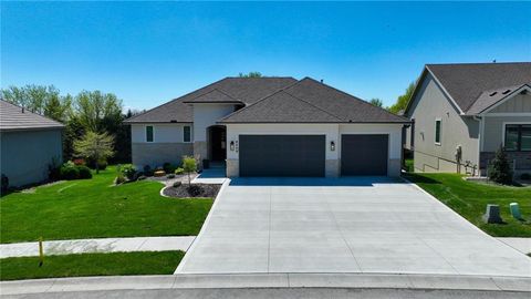 Photo of 4209 NE Hideaway Drive, Lees Summit, MO 64064 (MLS # 2621815)