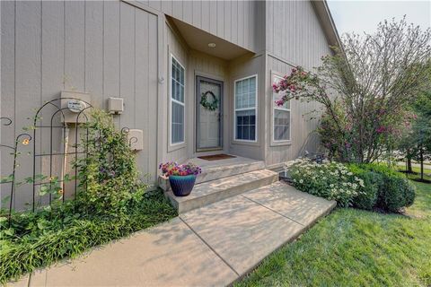 Photo of 15585 Floyd Street, Overland Park, KS 66223 (MLS # 2612653)
