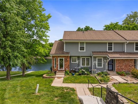 218 NE Bayview Drive Lee's Summit MO 64064