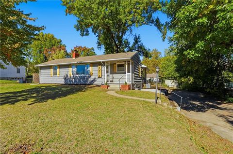 Photo of 2214 NE 48th Street, Kansas City, MO 64118 (MLS # 2584747)
