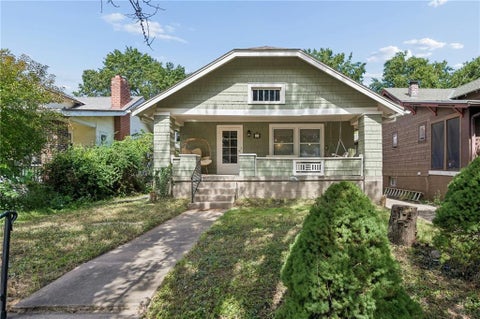 Photo of 14 W 74 Street, Kansas City, MO 64114 (MLS # 2642637)