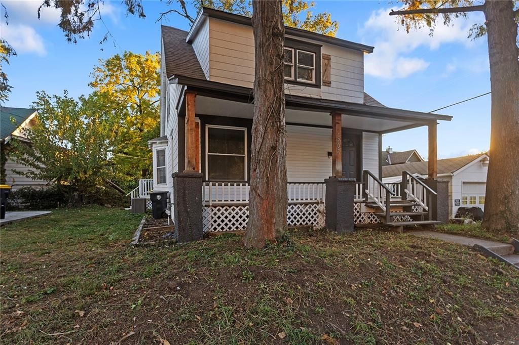 Photo of 1707 W 44th Street, Kansas City, MO 64111 (MLS # 2599205)