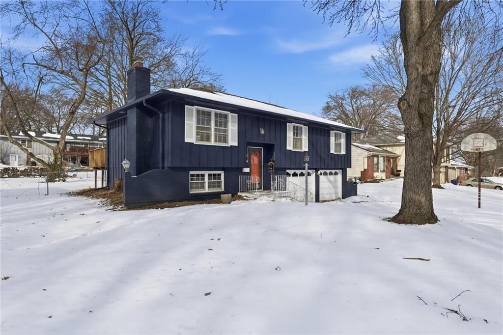 Photo of 6518 Larsen Lane, Shawnee, KS 66203 (MLS # 2598689)