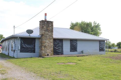 Photo of 407 W 3rd Street, Franklin, KS 66735 (MLS # 2619206)