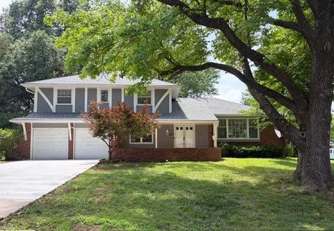 Photo of 107 W 104th Street, Kansas City, MO 64114 (MLS # 2624618)