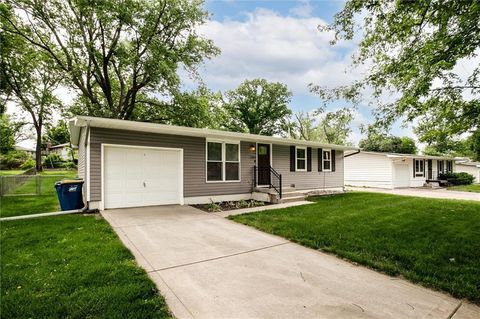 Photo of 1305 Park Lane, Liberty, MO 64068 (MLS # 2621539)