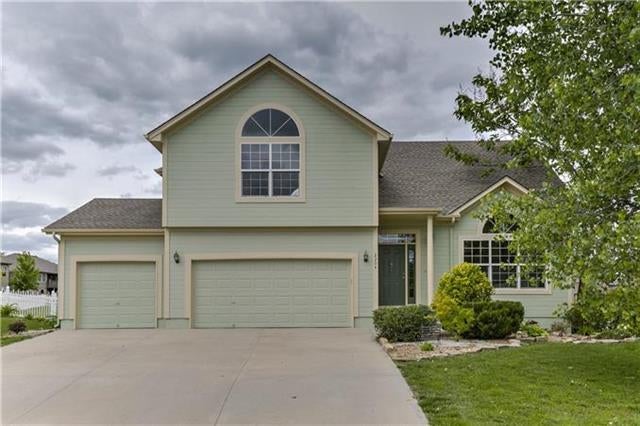 Photo 1 of 25 — 2204 SW Kline Avenue, Lee's Summit, MO 64082