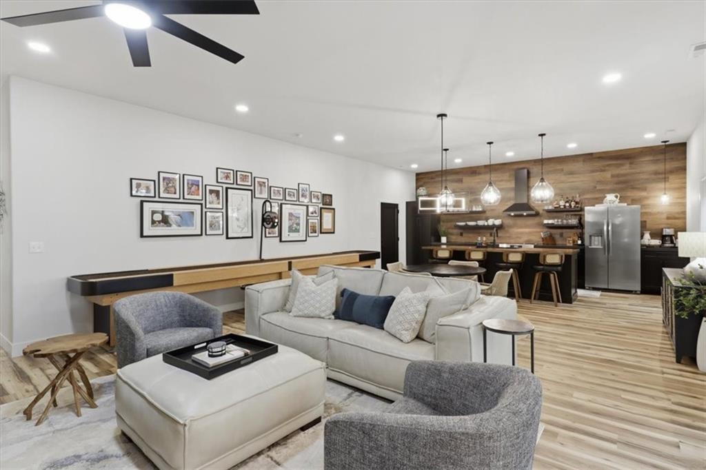 1368 Chimney Point