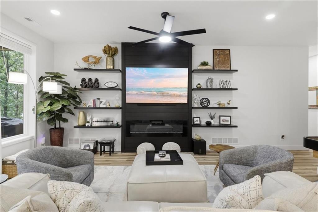 1368 Chimney Point