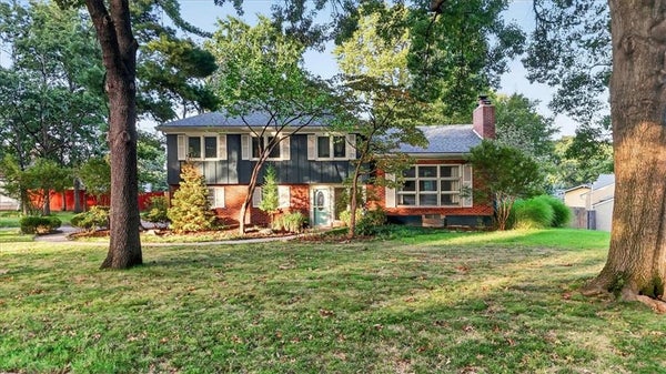 6324 ROBIN HOOD DR, SHAWNEE, KS 66203 - Image de1a297c4a8ef496ee92f282bebccb62/7570587