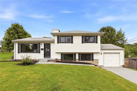 Photo of 1702 NE Shady Lane Drive, Gladstone, MO 64118 (MLS # 2628325)