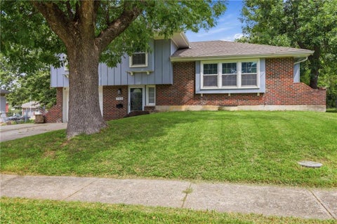 Photo of 7918 E 117th Street, Kansas City, MO 64134 (MLS # 2638636)
