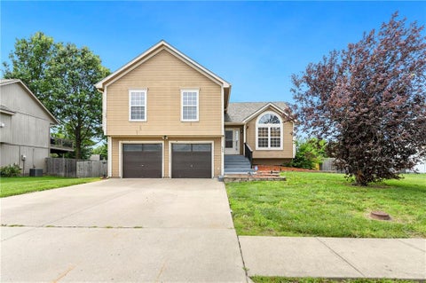 Photo of 644 SE JONATHON Avenue, Lees Summit, MO 64063 (MLS # 2624034)