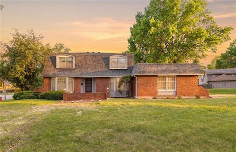 Photo of 9714 Shepherds Drive, Kansas City, MO 64131 (MLS # 2617022)