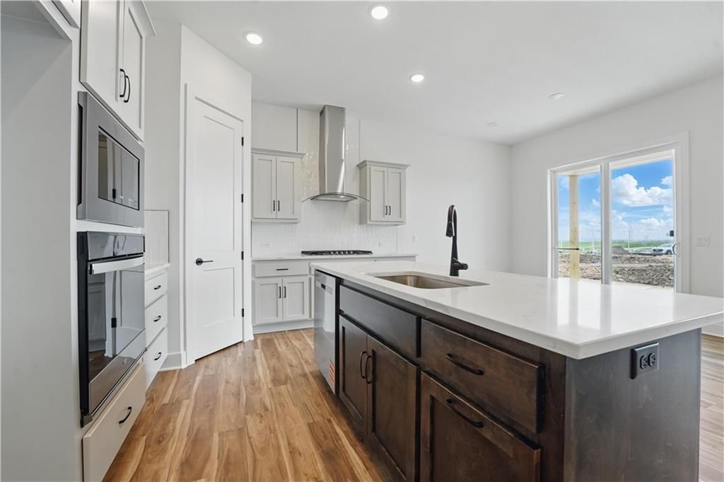 Photo of 1615 NW 105th Terrace, Kansas City, MO 64155 (MLS # 2592222)