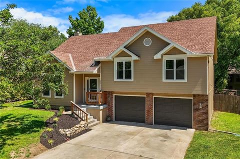 Photo of 1502 hardwick Drive, Liberty, MO 64068 (MLS # 2628615)