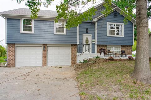 Photo of 512 Broadway Street, Grain Valley, MO 64029 (MLS # 2579663)