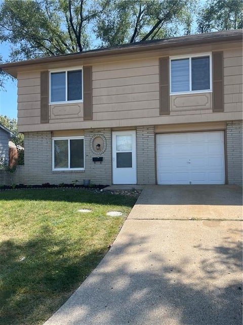 Photo of 6963 Chapel Woods Lane, Kansas City, MO 64152 (MLS # 2640894)