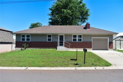 Photo of 329 W Slater Street, Marshall, MO 65340 (MLS # 2622253)