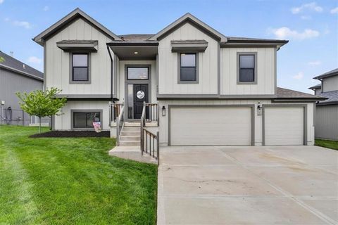 Photo of 602 Ridgeview Drive, Grain Valley, MO 64029 (MLS # 2615963)