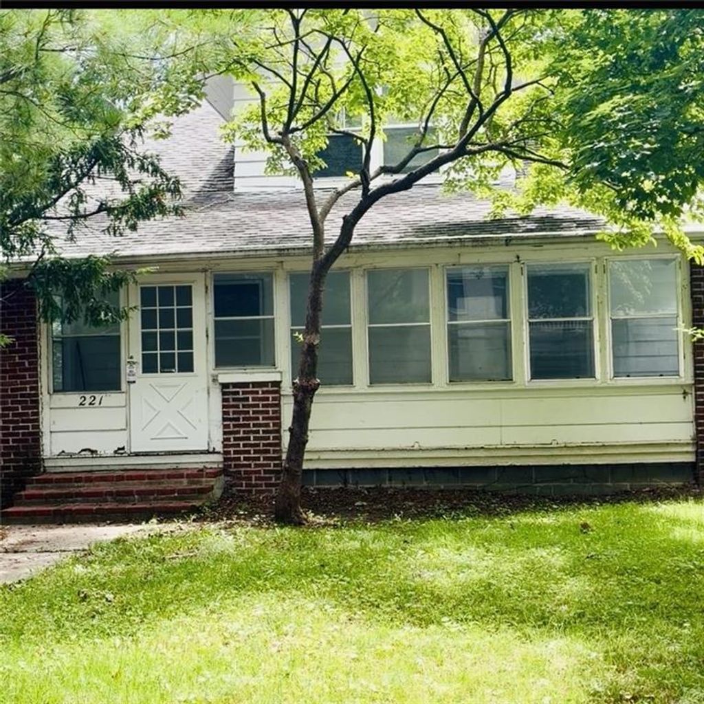 Photo of 221 W Kansas Street, Liberty, MO 64068 (MLS # 2622007)