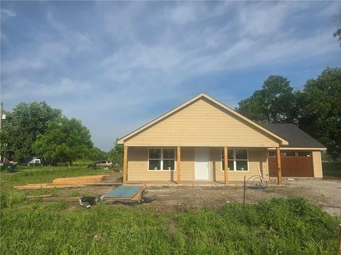 Photo of 301 N Pennsylvania Street, East Lynne, MO 64743 (MLS # 2623744)