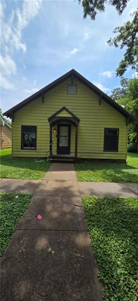 Photo of 315 S 3rd Street, Iola, KS 66749 (MLS # 2626684)
