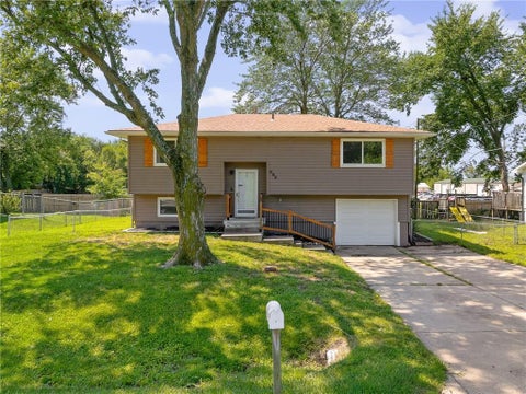 Photo of 305 W South Street, Spring Hill, KS 66083 (MLS # 2630794)