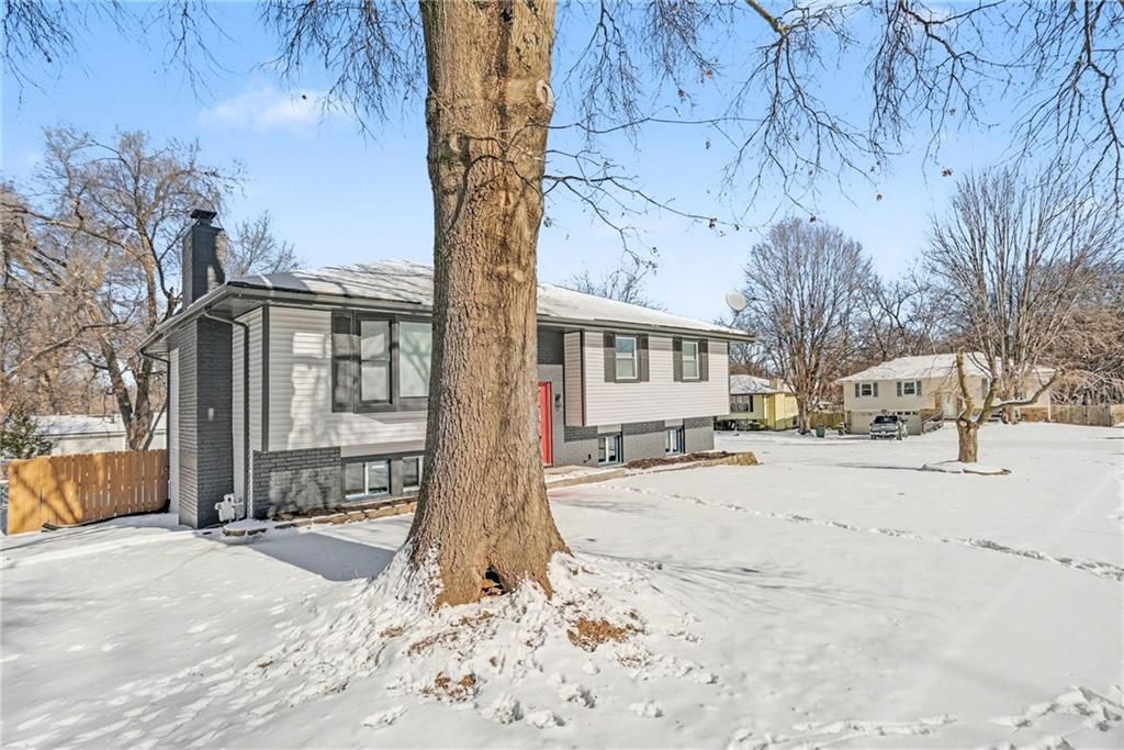 Photo of 2100 Randolph Street, Leavenworth, KS 66048 (MLS # 2598059)