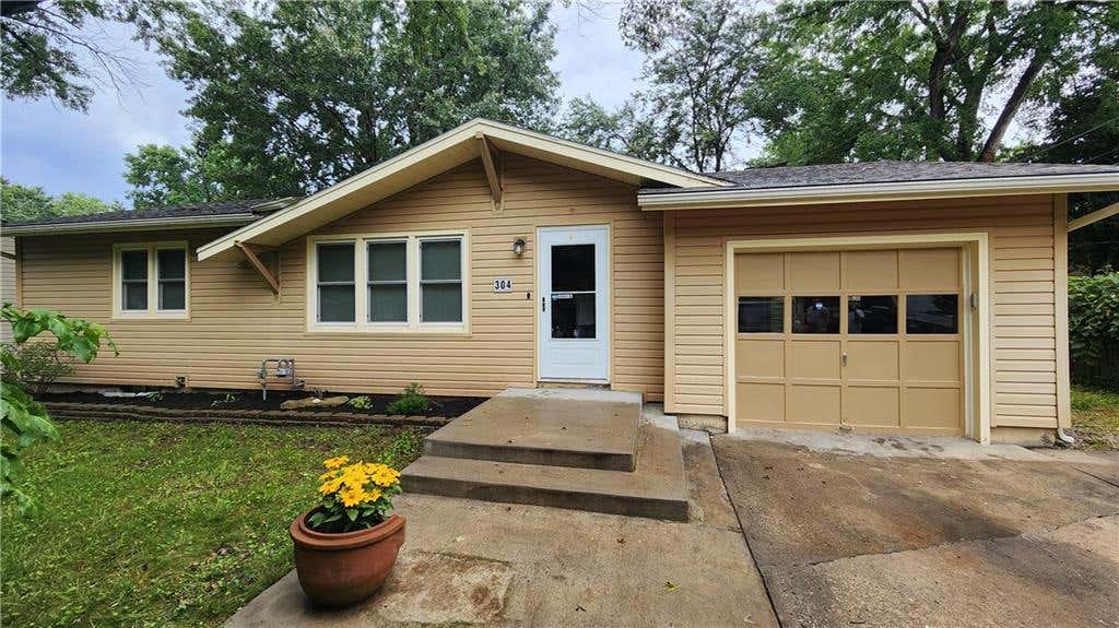 Photo of 304 Wilshire Boulevard, Liberty, MO 64068 (MLS # 2636018)