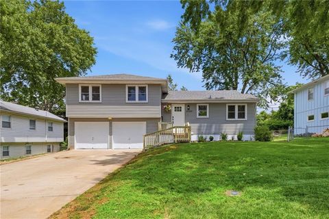 Photo of 8900 W 69th Street, Overland Park, KS 66204 (MLS # 2622490)