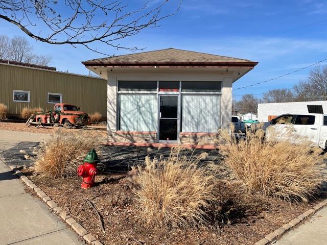 Photo 1 of 8 — 635 E 4th Street, Tonganoxie, KS 66086