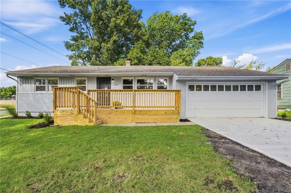 3028 S HEDGES AVE, INDEPENDENCE, MO 64052 - Image e0faafa4b14b6cb661611a7c9bc4fe35/2559823601