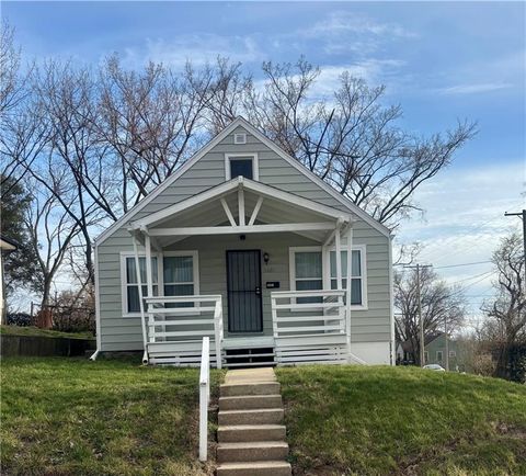 Photo of 5601 E 27th Terrace, Kansas City, MO 64128 (MLS # 2607526)