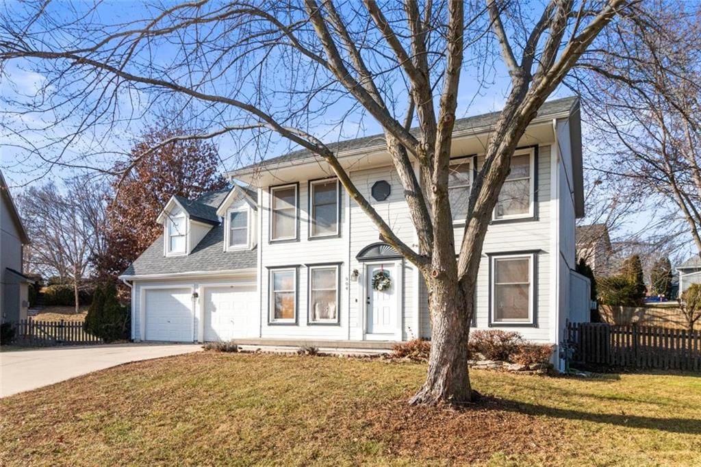 Photo of 904 Paw Paw Lane, Liberty, MO 64068 (MLS # 2592894)