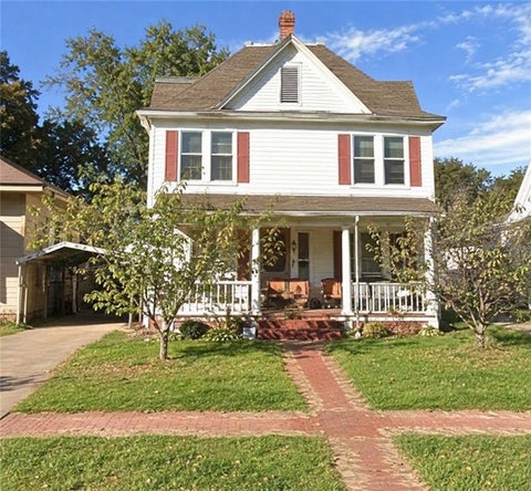 Photo of 604 W 6th Street, Coffeyville, KS 67337 (MLS # 2648401)