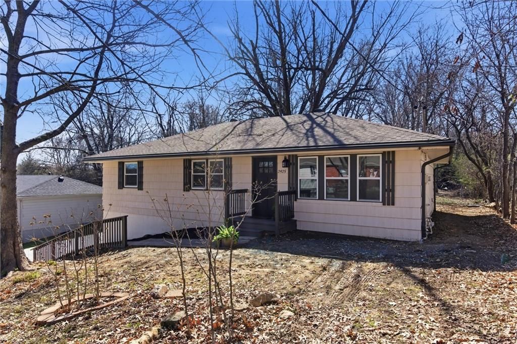 Photo of 2425 NE 38th Street, Kansas City, MO 64116 (MLS # 2608347)