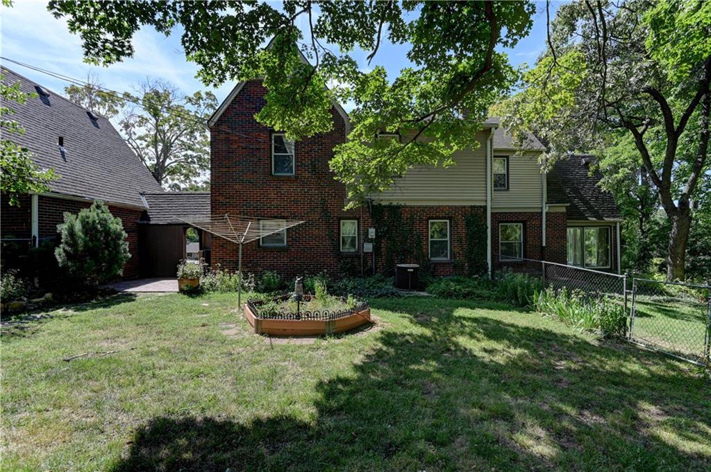 Kansas City, Missouri 64133, United States, 4 Bedrooms Bedrooms, ,3 BathroomsBathrooms,Residential,Pending,200795