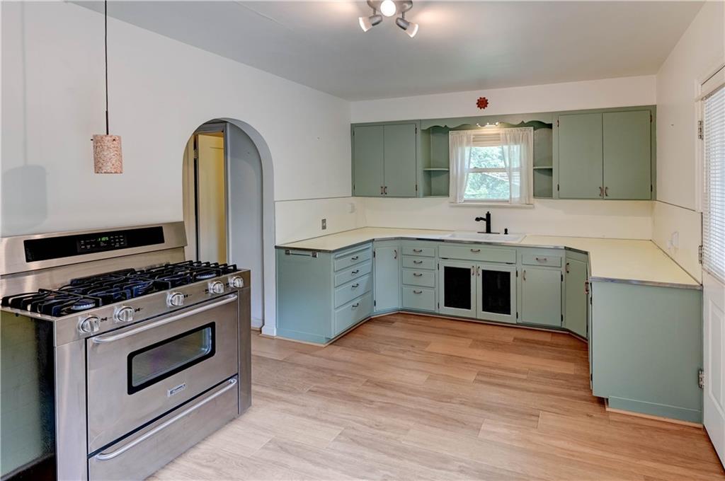 Kansas City, Missouri 64133, United States, 4 Bedrooms Bedrooms, ,3 BathroomsBathrooms,Residential,Pending,200795