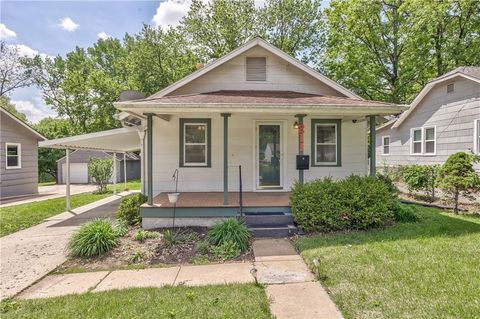 Photo of 211 E 80th Terrace, Kansas City, MO 64114 (MLS # 2617333)