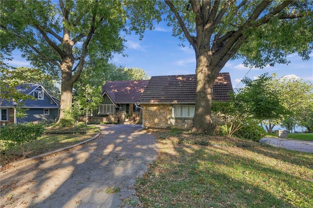 6825 Lakeshore Drive