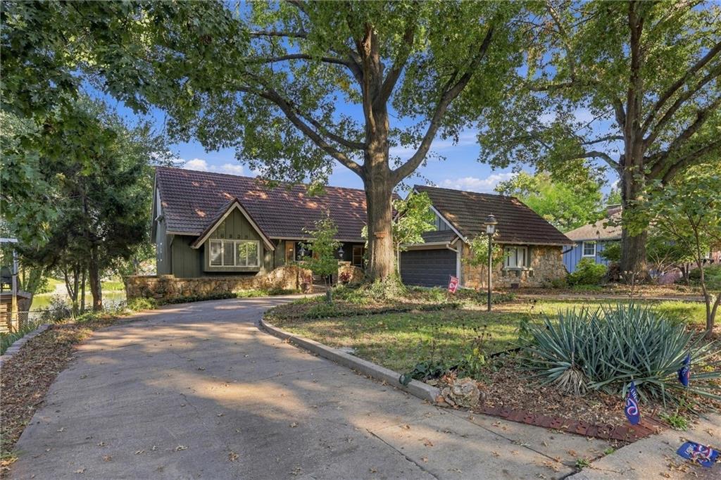 6825 Lakeshore Drive