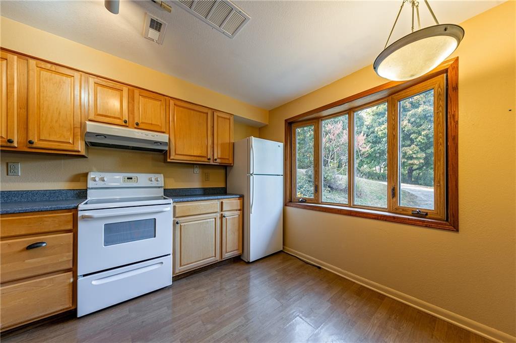 St Joseph, Missouri 64504, United States, 4 Bedrooms Bedrooms, ,3 BathroomsBathrooms,Residential,Active,37622