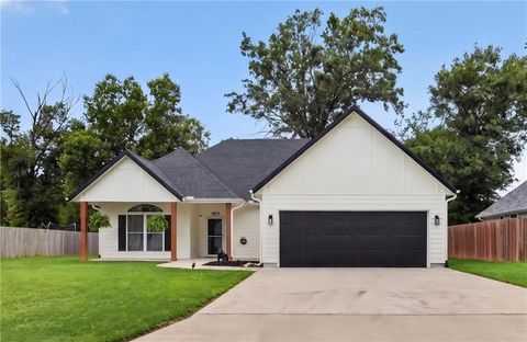 Photo of 1205 Lakewood Drive, Pittsburg, KS 66762 (MLS # 2626578)
