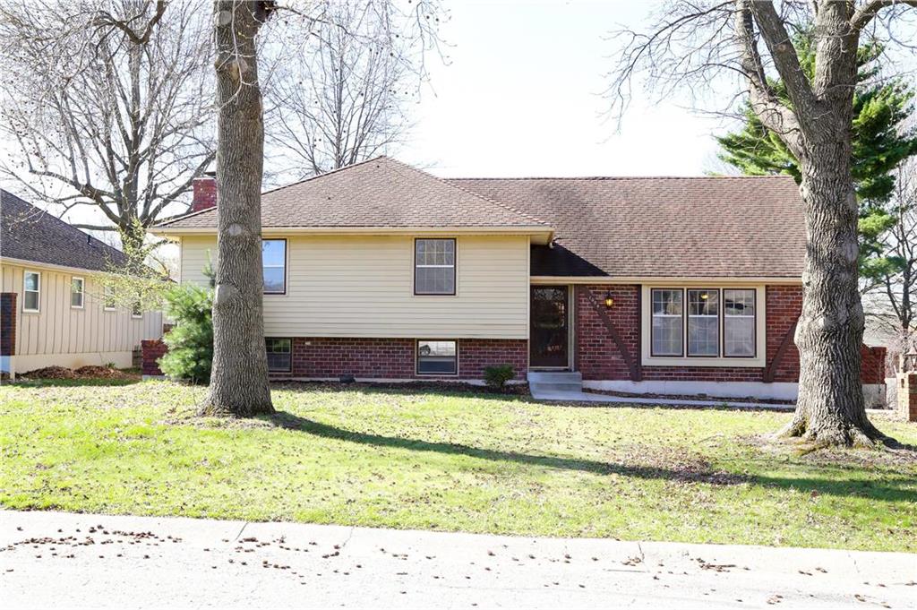Photo 1 of 33 — 1004 SW Twilight Lane, Blue Springs, MO 64015