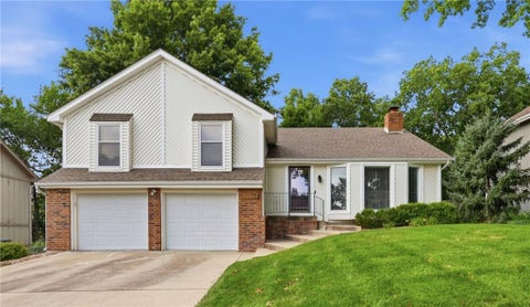 Photo of 15306 W 121ST Terrace, Olathe, KS 66062 (MLS # 2629562)