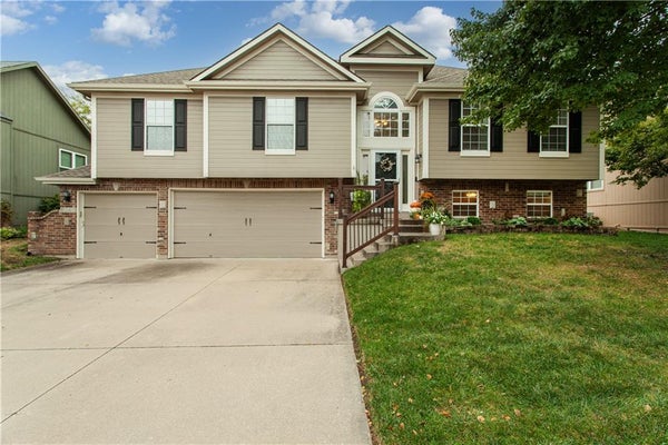 1341 SE DALTON DR, LEES SUMMIT, MO 64081 - Image e1eeddafafec4a3cdacd1206a2ddcda0/1072953941