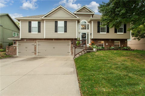 Photo of 1341 SE Dalton Drive, Lees Summit, MO 64081 (MLS # 2646850)